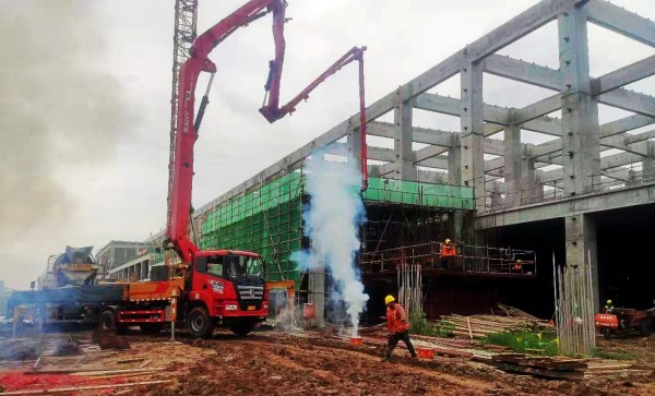 陜煤建設渭南分公司南京金龍純電動商用車建設項目首個超危大整體鋼平臺液壓提模工程施工順利開工