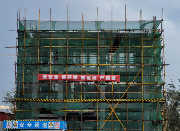 陜煤建設漢中分公司承建的龍鋼公司燒結機頭電除塵灰資源化利用項目辦公樓主體結構順利封頂