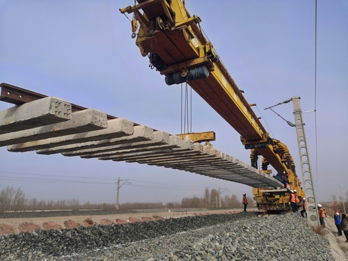 陜煤建設路橋分公司靖神鐵路孟紅段聯絡線正式開始鋪軌作業