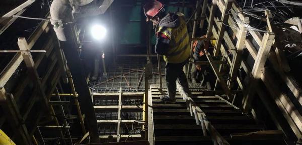 陜煤建設銅煤公司第六項目部戴著口罩抓生產凝聚力量保安全