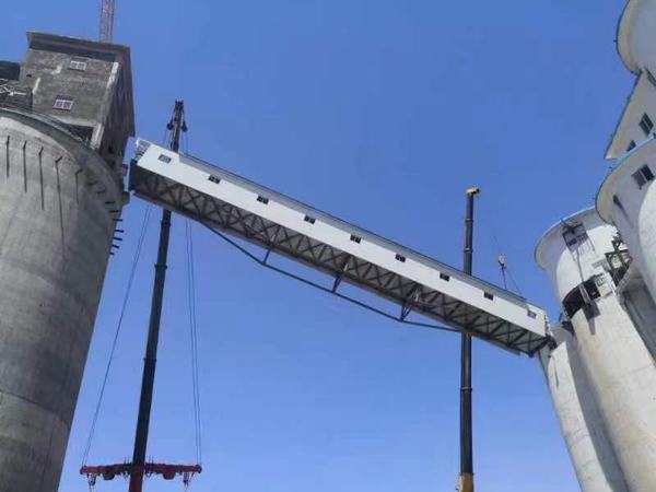 陜煤建設(shè)銅煤公司：第二十一項(xiàng)目部檸條塔礦井選煤廠技改項(xiàng)目二標(biāo)段汽車(chē)裝車(chē)倉(cāng)至新增汽車(chē)裝車(chē)倉(cāng)洗中塊帶式輸送機(jī)棧橋工程順利吊裝完成