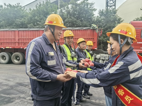 陜煤建設(shè)洗選煤運(yùn)營公司開展“溫馨父親節(jié),協(xié)管囑安全”活動(dòng) 陜煤建設(shè)洗選煤運(yùn)營公司開展“溫馨父親節(jié),協(xié)管囑安全”活動(dòng)
